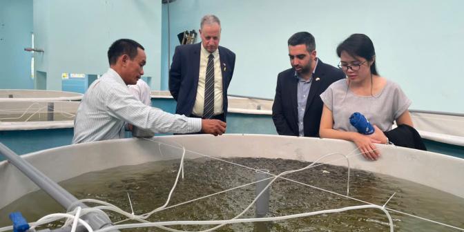 ĐẠI SỨ ISRAEL THĂM CƠ SỞ NGHIÊN CỨU PHÁT TRIỂN GIỐNG THỦY SẢN  TẠI CẦN THƠ, ĐÁNH GIÁ CAO HỢP TÁC CÔNG NGHỆ